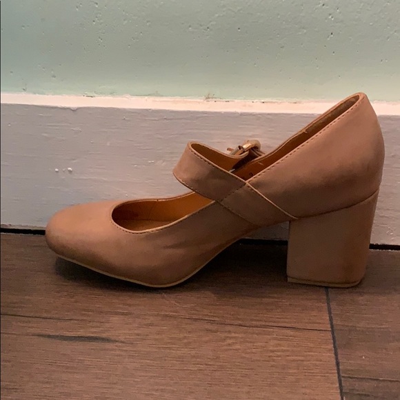 NYLA Beige Heels Size 9 Distressed Pinup Shoes - Picture 2 of 8
